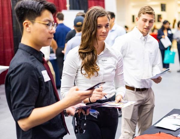 students at the aeronautics career fair